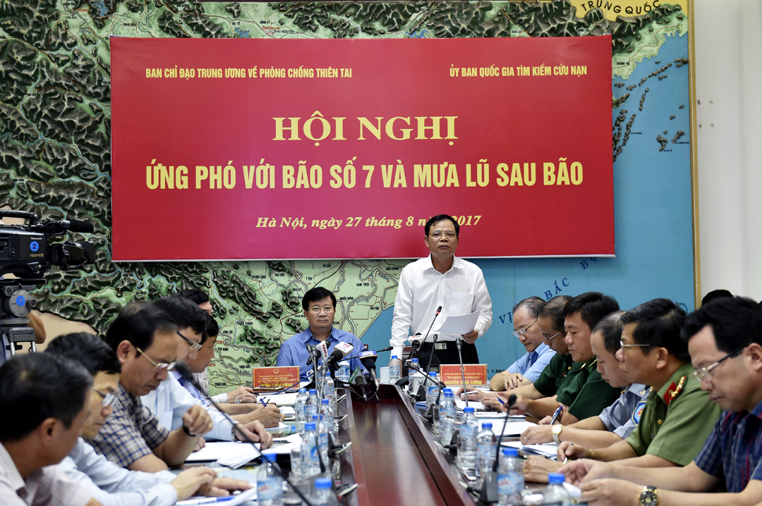 Phó Thủ tướng Trịnh Đình Dũng chủ trì họp khẩn ứng phó bão số 7