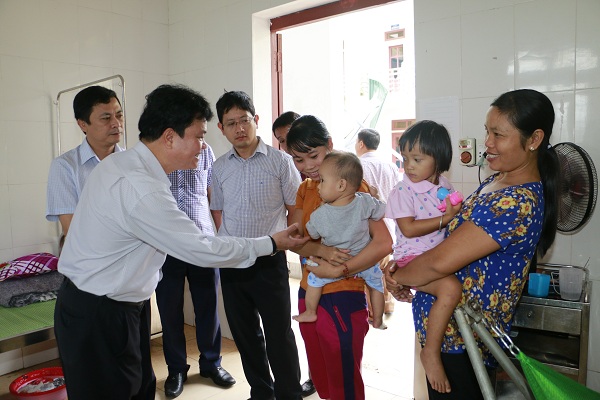 Thứ trưởng Bộ Y tế Phạm Lê Tuấn đến thăm và chỉ đạo công tác khắc phục bão số 10 tại Bệnh viện Đa khoa Kỳ Anh