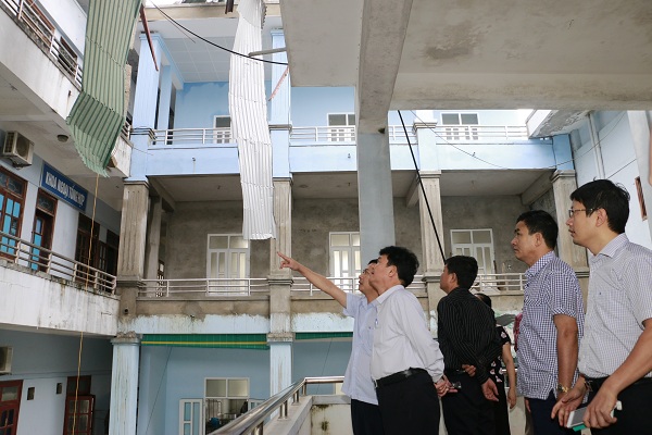 Thứ trưởng Bộ Y tế Phạm Lê Tuấn đến thăm và chỉ đạo công tác khắc phục bão số 10 tại Bệnh viện Đa khoa Kỳ Anh