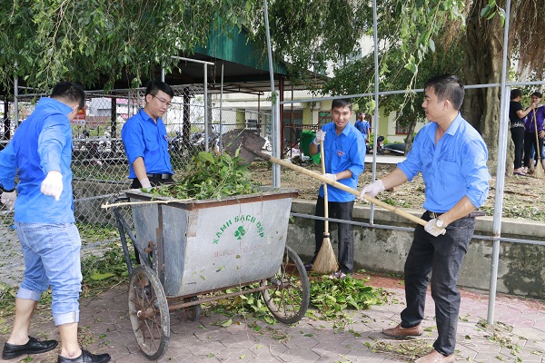 Thứ trưởng Bộ Y tế Phạm Lê Tuấn đến thăm và chỉ đạo công tác khắc phục bão số 10 tại Bệnh viện Đa khoa Kỳ Anh