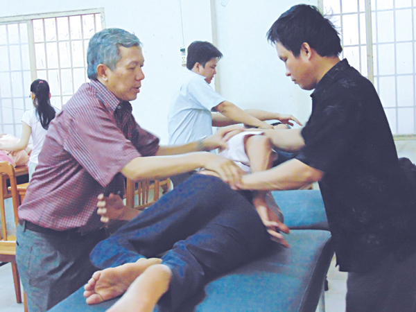 Cộng thông với người mù trong cuộc sống