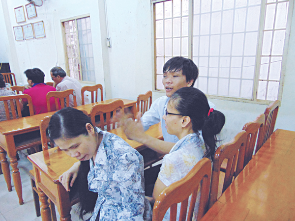 Cộng thông với người mù trong cuộc sống