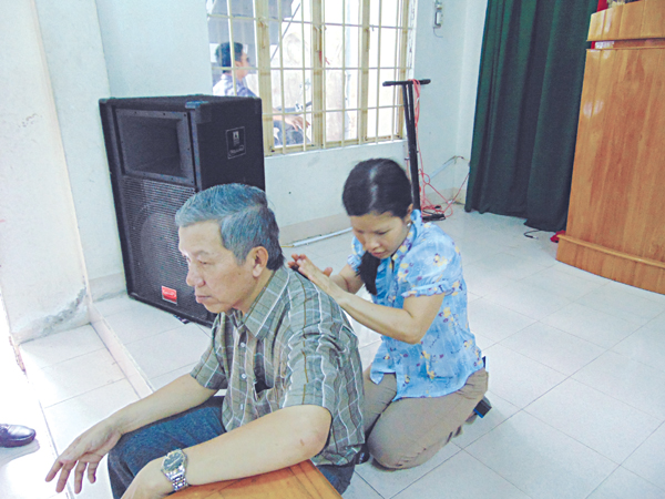 Cộng thông với người mù trong cuộc sống