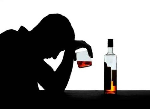Say rượu không chỉ là vấn đề của người lớn tuổi mà còn ảnh hưởng đến toàn xã hội. Xem hình ảnh liên quan để hiểu rõ hơn về các phương pháp xử trí say rượu an toàn và hiệu quả.