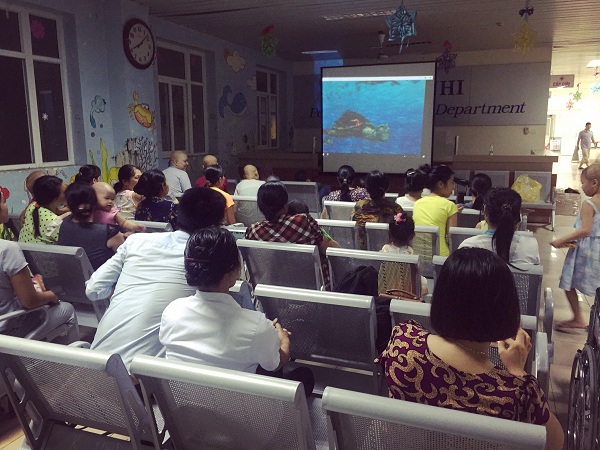 Chiếu phim hàng tuần, “tiếp sức” tinh thần cho bệnh nhi