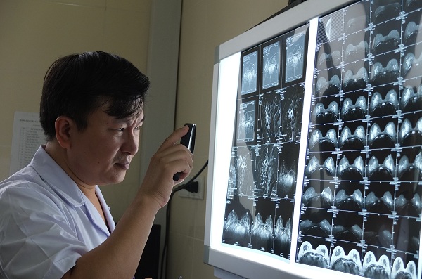 Đắp lá chữa u vú