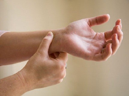 Teo cơ bàn tay ở người trẻ: Cảnh giác với bệnh Hirayama hiếm gặp- Ảnh 3.