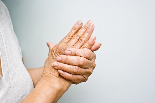 Nên làm gì khi bị bệnh tê bì tay chân?