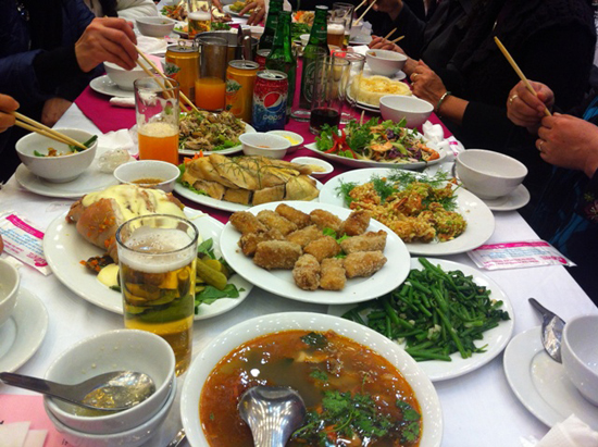 Món ăn Việt rất đa dạng và phong phú. Xem ảnh ẩm thực Việt để đắm chìm trong vị ngon của các món ăn đặc sắc và hấp dẫn. Hãy cùng khám phá hương vị của nền ẩm thực Việt Nam và học hỏi kỹ năng để nấu những món ngon tuyệt vời cho gia đình và bạn bè.