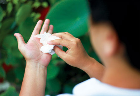 Giải pháp hỗ trợ điều trị giảm đổ mồ hôi tay hiệu quả- Ảnh 1. Cách ngăn chứng đổ mồ hôi tay