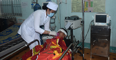 Nỗ lực cứu chữa nạn nhân vụ tai nạn ở đèo Lò Xo