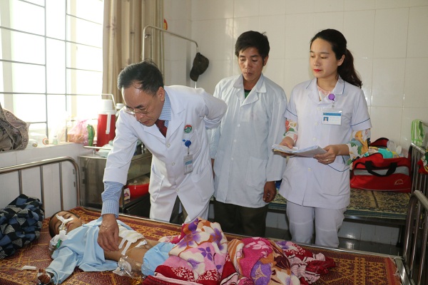 Phẫu thuật, điều trị miễn phí cho bệnh nhân Lào