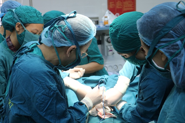 Phẫu thuật, điều trị miễn phí cho bệnh nhân Lào