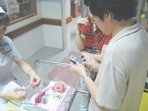 Giới y học cảnh báo về  trào lưu “sinh con  thuận tự nhiên”