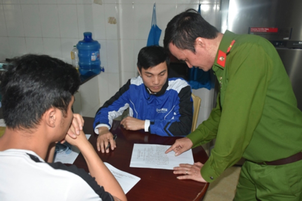 Công an thành phố Thanh Hoá lập biên bản vi phạm đối với Mai Văn Hùng - Trưởng nhóm tại một điểm trên địa bàn TP Thanh Hoá.