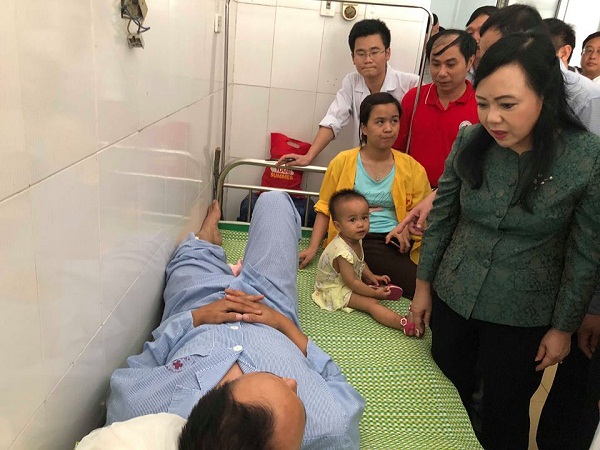 Bộ trưởng Bộ Y tế thăm và chia sẻ các nạn nhân của vụ lật tàu SE 19 tại Thanh Hoá