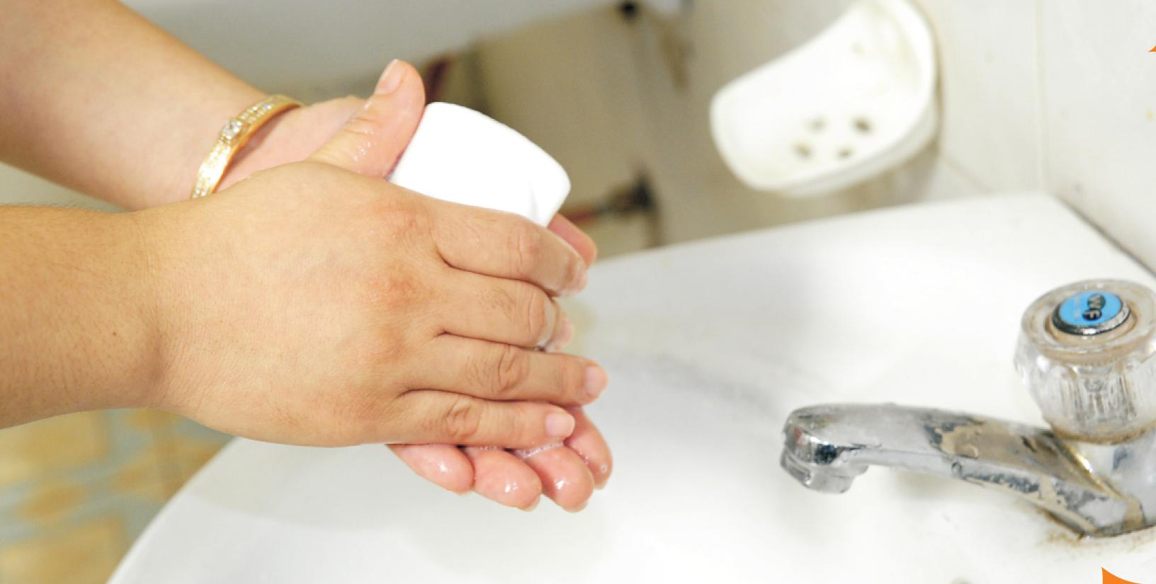 Rửa tay bằng xà phòng giúp phòng ngừa bệnh TCM.