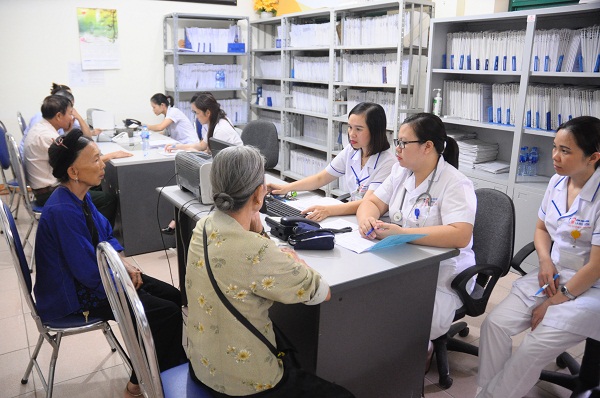 Các cụ, các bác là thương, bệnh binh, thân nhân liệt sĩ tới khám, chữa bệnh tại BVĐK Lạng Sơn.