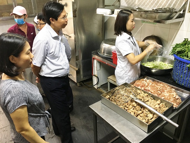 Bếp ăn tập thể: Kiểm tra là phát hiện sai phạm