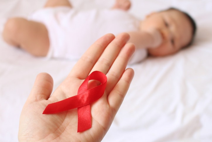 Chăm sóc trẻ nhiễm HIV bị ốm