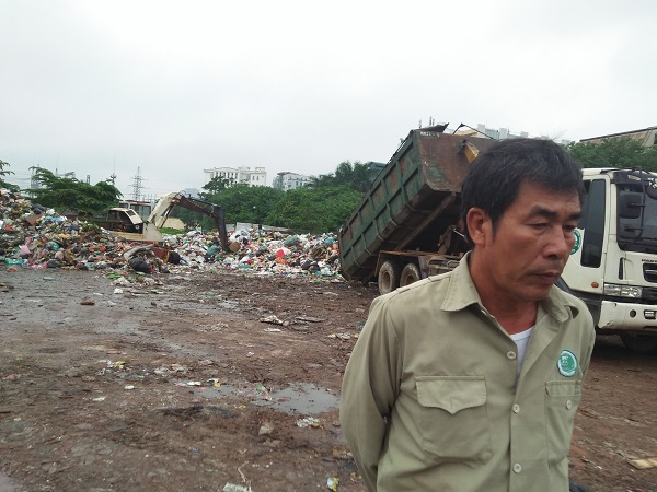 Bãi trung chuyển rác thải trong Khu công nghiệp Vĩnh Hoàng, quận Hoàng Mai, Hà Nội:
