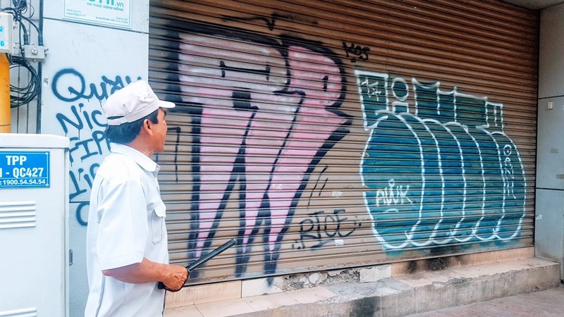 Loại bỏ - Việc loại bỏ các dấu vết graffiti trên đường phố là một việc làm cần thiết để giữ cho thành phố sạch đẹp và xanh. Hãy xem những hình ảnh cho thấy quá trình loại bỏ dấu vết này đang được diễn ra như thế nào.