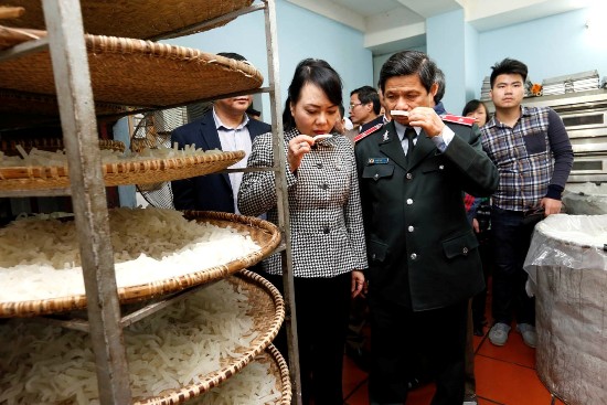 Tăng cường kiểm soát các thực phẩm sử dụng nhiều trong dịp Tết