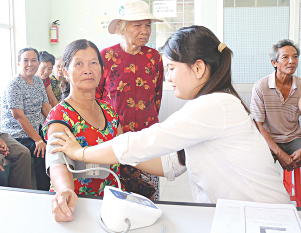 Người cao tuổi dễ mắc bệnh bởi “ngày nóng đêm lạnh”