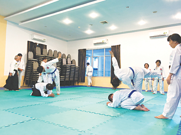 Bác sĩ tập hiệp khí đạo  để rèn luyện sức khỏe