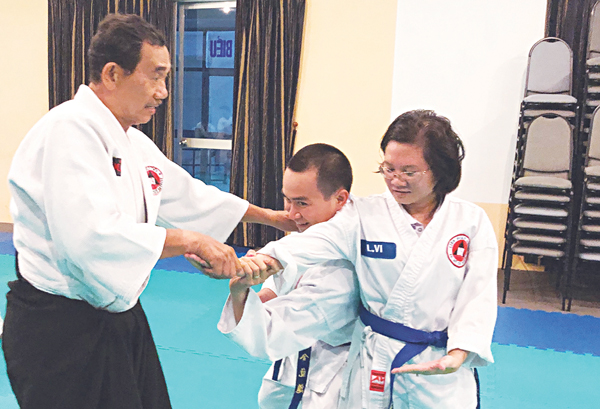 Bác sĩ tập hiệp khí đạo  