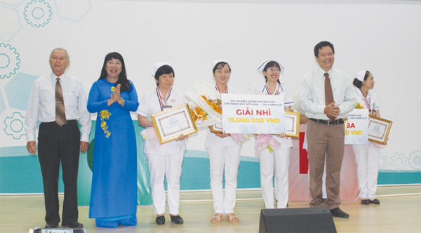 Lửa nghề còn cháy, tình thân còn dày
