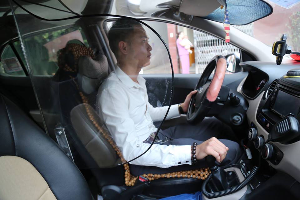 Nhiều ý kiến về việc lắp khung bảo vệ cho tài xế taxi