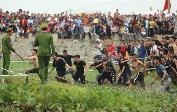 Cướp phết tại lễ hội Hiền Quan