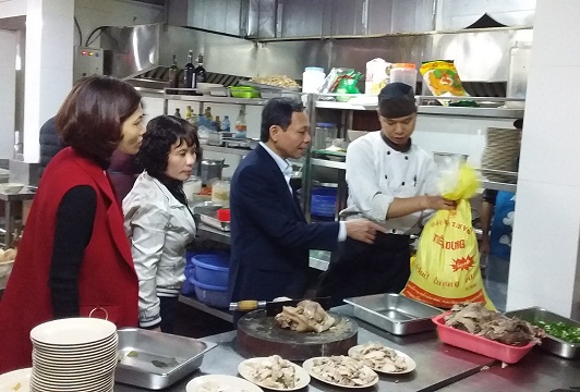 Các địa phương đồng loạt ra quân “dẹp thực phẩm bẩn” mùa lễ hội