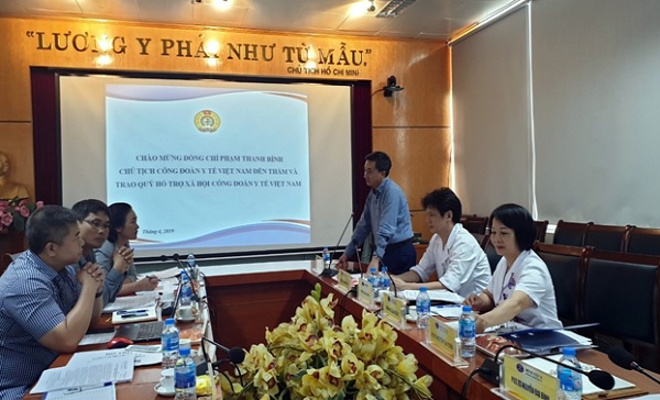 Công đoàn Y tế VN hỗ trợ cán bộ y tế mắc bệnh hiểm nghèo tại Bệnh viện K
