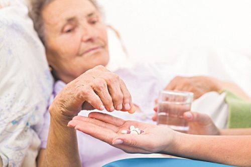 Người cao tuổi dễ gặp tác dụng phụ của thuốc