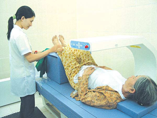 Dùng thuốc trị  loãng xương