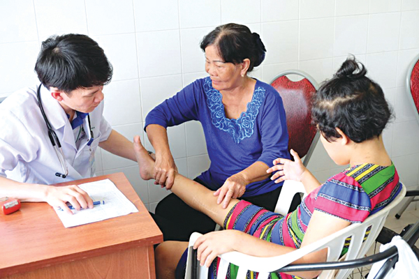 Bác sĩ TP.HCM chăm sóc sức khỏe ngư dân Côn Đảo