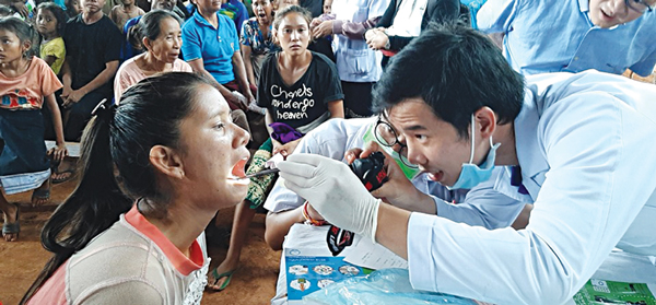 Bác sĩ trẻ Việt Nam đến với hàng nghìn bệnh nhân nghèo trên đất Lào