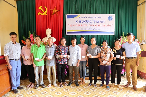 Tặng thẻ BHYT cho người có hoàn cảnh khó khăn