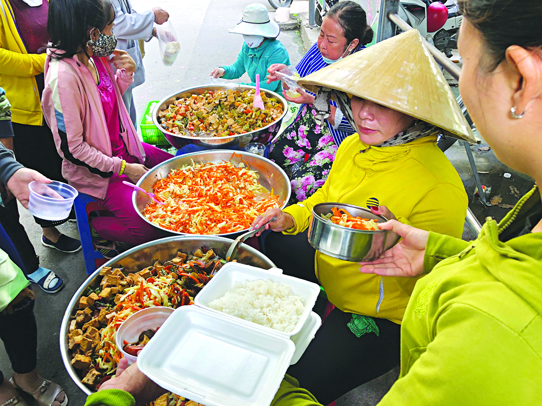 Những hộp cơm nghĩa tình giữa nhà thương