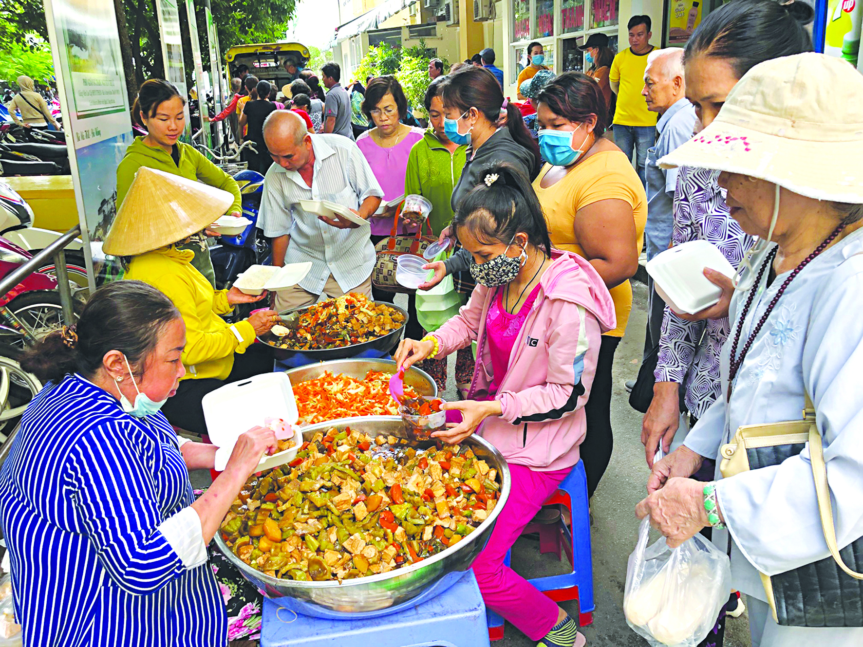 Những hộp cơm nghĩa tình giữa nhà thương