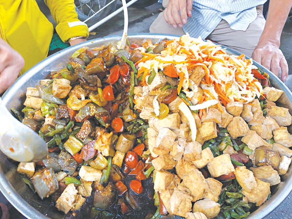 Những hộp cơm nghĩa tình giữa nhà thương