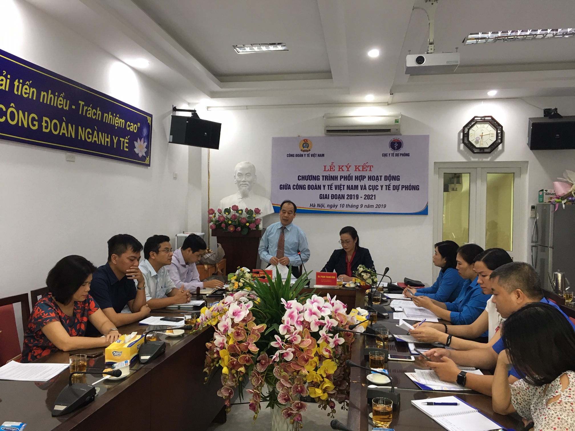 Phối hợp nâng cao nhận thức tự bảo vệ sức khỏe nhân viên y tế
