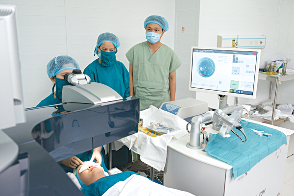 Phương pháp phẫu thuật điều trị cận theo bản đồ giác mạc cá thể
