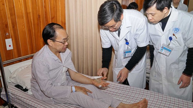 xương đùi nhân tạo