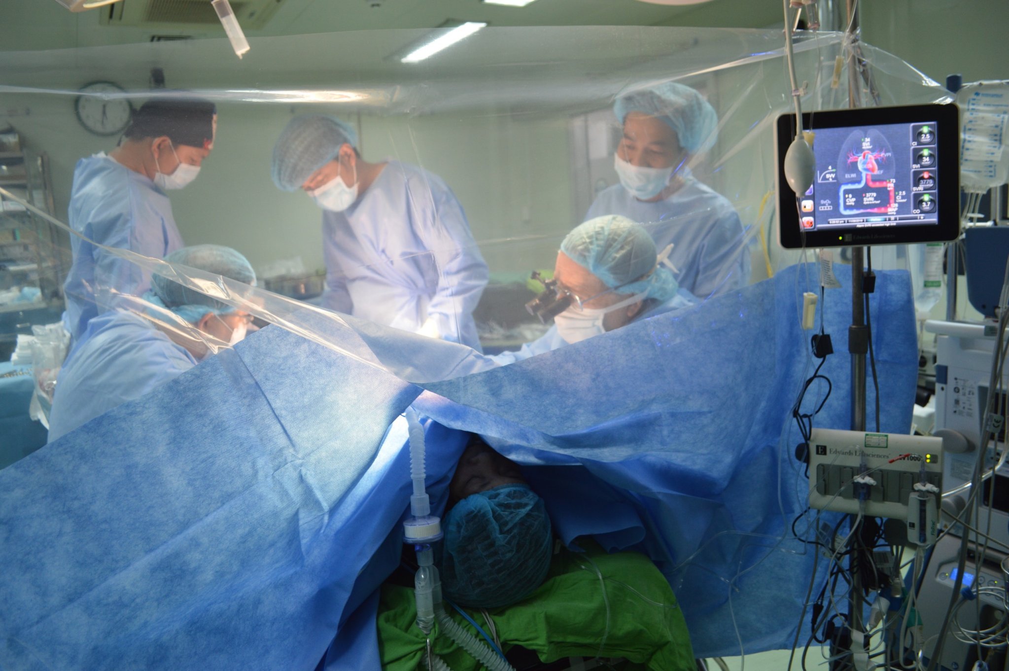 Hợp tác với chuyên gia, nâng cao năng lực chuyên môn