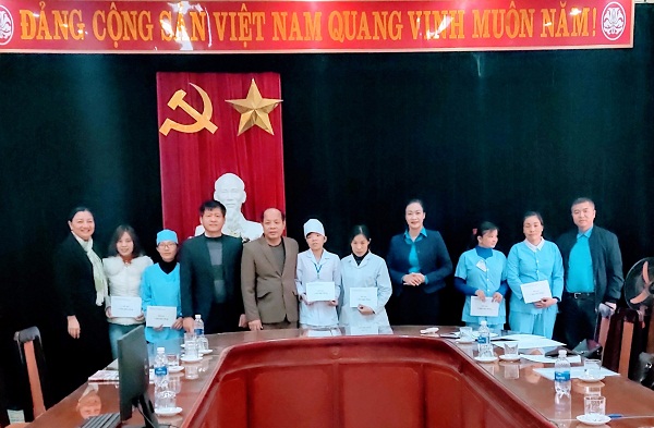 Trao quà Tết sum vầy cho cán bộ y tế có hoàn cảnh khó khăn tại Thanh Hóa
