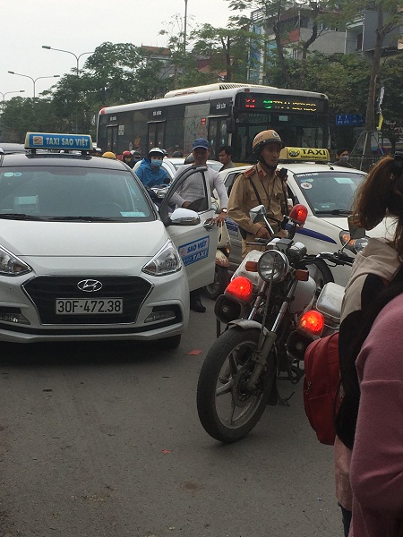 Chống lộn xộn, ùn tắc trước cổng Bệnh viện Bạch Mai