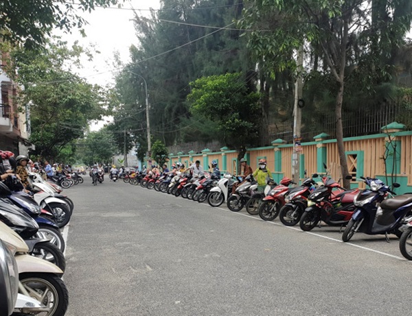 “Xếp hàng đón con” 